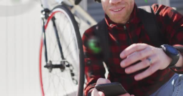 アイコンのアニメーション アルビノアフリカ系アメリカ人男性は 自転車でヘッドフォンを着用して音楽を聞いています デジタル複合 複数の露出 リサイクル 技術コンセプト — ストック動画
