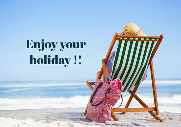 享受你的假日与女人的结合在一起 戴着帽子坐在沙滩上的躺椅上 复制空间 告别卡 设计和离开 — 图库照片