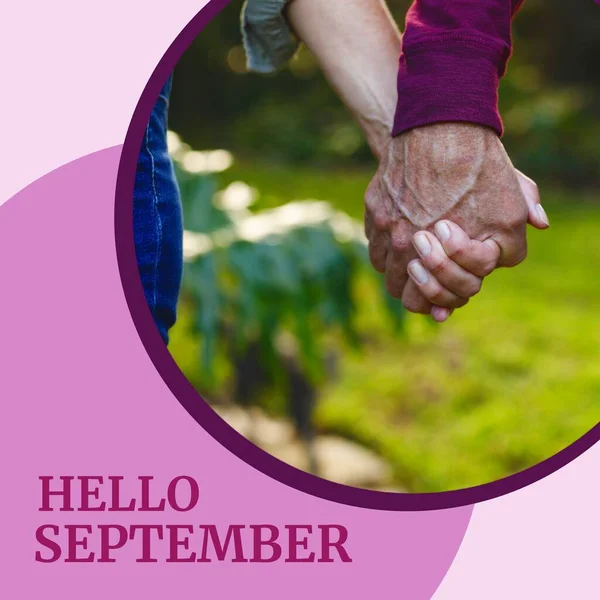 Composto Texto Olá Setembro Sobre Casal Caucasiano Mãos Dadas Jardim — Fotografia de Stock