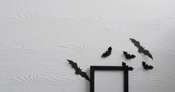 Video Von Schwarzen Rahmen Und Fledermäusen Mit Kopierraum Auf Weißem — Stockvideo