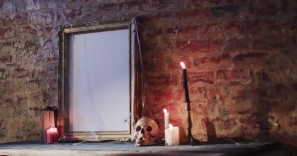 Video Von Bücherstapel Rahmen Mit Spinnennetz Totenkopf Und Kerzen Auf — Stockvideo