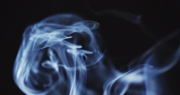 黒い背景のコピースペースで移動する煙の白い雲のビデオ ハロウィーン 不気味な背景と動きの概念デジタル生成されたビデオ — ストック動画