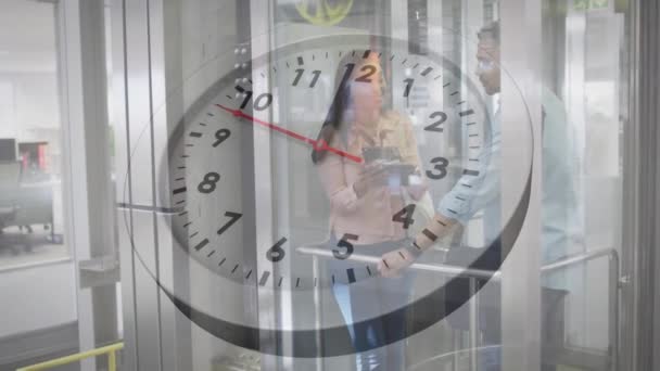 Animacja Tykającego Zegara Przeciwko Zróżnicowanym Mężczyznom Kobietom Dyskutującym Windzie Biurze — Wideo stockowe