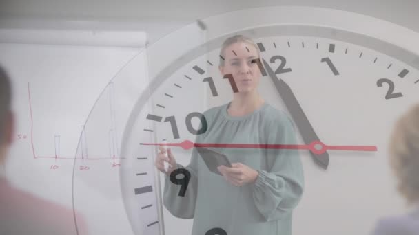 Анимация Тикающих Часов Против Белой Женщины Держащей Планшет Презентацией Офисе — стоковое видео