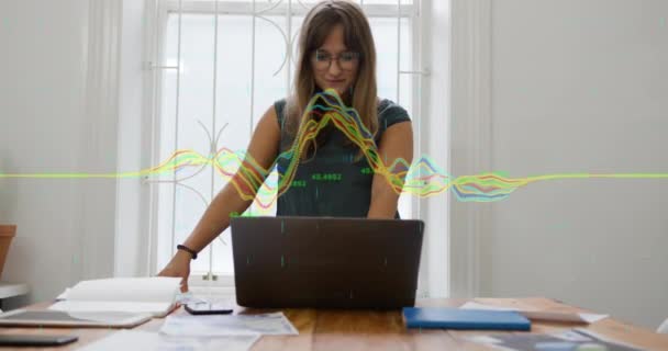 Çok Renkli Grafiklerin Animasyonu Düşünceli Beyaz Kadının Laptop Ekranına Bakması — Stok video