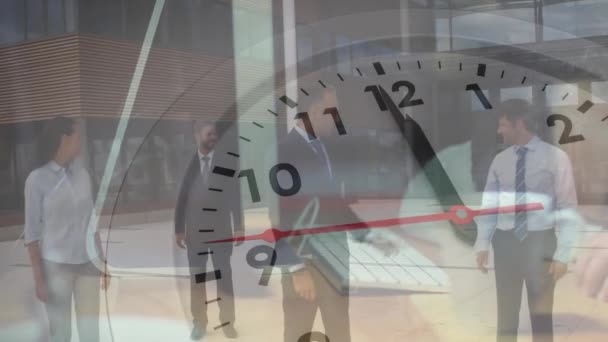 Animación Tictac Reloj Sobre Retrato Diversos Empresarios Cruzando Las Armas — Vídeo de stock
