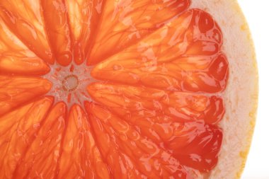 Dilimlenmiş kırmızı greyfurt ve fotokopi alanının mikro görüntüsü. Mikro fotoğrafçılık, yemek, doku ve renk kavramı.