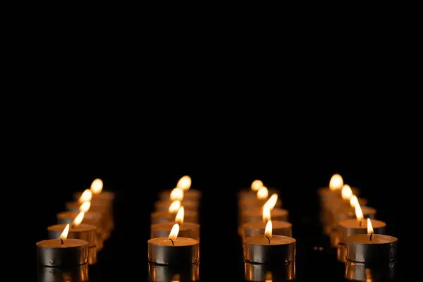 Rijen Aangestoken Theekaarsen Met Kopieerruimte Zwarte Achtergrond Vuur Vuur Kleur — Stockfoto