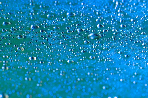 青い背景のコピースペースで水滴のマイクロクローズアップ マイクロフォト テクスチャ カラーコンセプト — ストック写真
