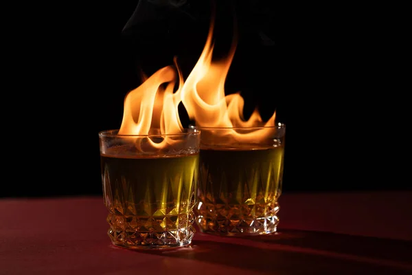 Zwei Brennende Kerzen Mit Kopierraum Auf Schwarzem Hintergrund Flamme Feuer — Stockfoto