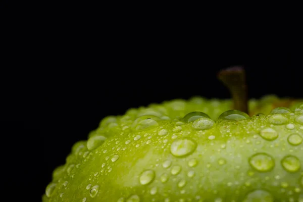 Damlalı Yeşil Elma Mikro Yakın Çekim Siyah Arkaplan Üzerine Kopyalama — Stok fotoğraf