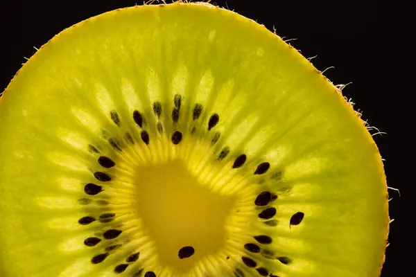 Mikro Nahaufnahme Von Geschnittenen Kiwi Früchten Und Kopierfläche Auf Schwarzem — Stockfoto