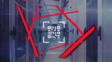 Bilgisayar sunucu odasına karşı neon qr kod tarayıcı ve veri işleme animasyonu. Dijital ödeme ve iş veri depolama teknolojisi kavramı