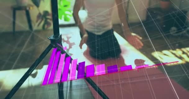 Анимация Стрелки Барной Стойке Над Бирасовой Женщиной Преподающей Йогу Онлайн — стоковое видео