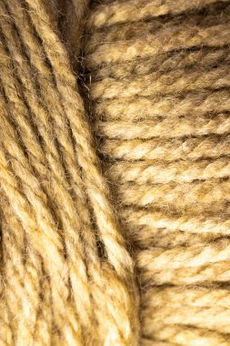 Fotokopi alanı olan bej yün ipliklerin mikro görüntüsü. Mikro fotoğrafçılık, kumaş, desen, doku ve renk kavramı.