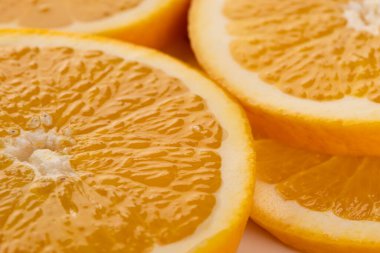 Dilimlenmiş turuncu ve fotokopi alanının mikro görüntüsü. Mikro fotoğrafçılık, yemek, doku ve renk kavramı.