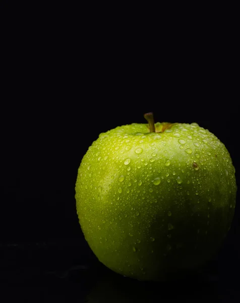 Micro Close Green Apple Water Drops Copy Space Black Background — Stock Photo, Image