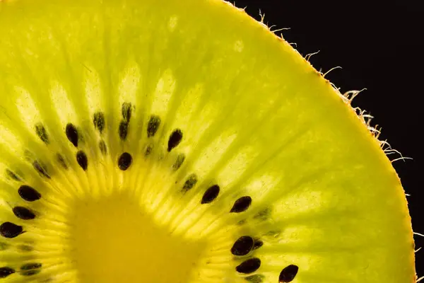 Micro Zbliżenie Plasterki Owoców Kiwi Skopiować Miejsce Czarnym Tle Mikrofotografia — Zdjęcie stockowe