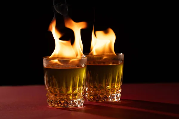 Zwei Brennende Kerzen Mit Kopierraum Auf Schwarzem Hintergrund Flamme Feuer — Stockfoto