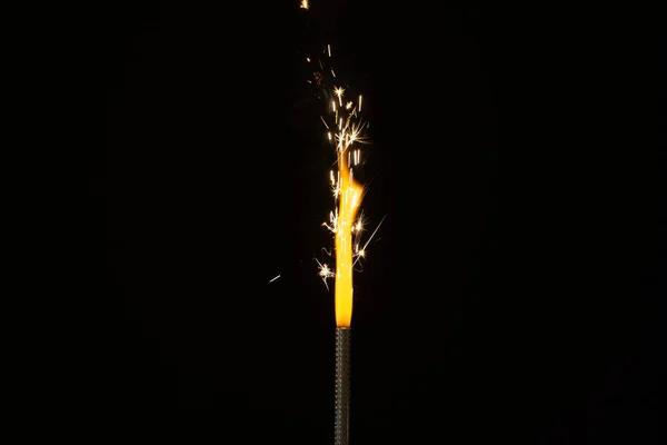 Nahaufnahme Von Gasfeuerzeug Mit Flammen Und Kopierraum Auf Schwarzem Hintergrund — Stockfoto
