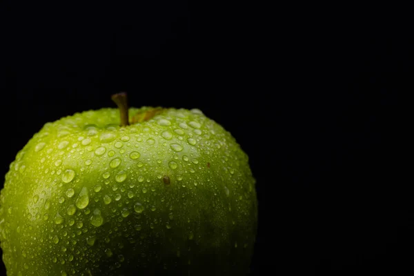 Mikro Nahaufnahme Von Grünem Apfel Mit Wassertropfen Und Kopierfläche Auf — Stockfoto