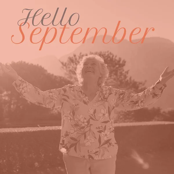 Composto Texto Olá Setembro Sobre Mulher Caucasiana Sênior Feliz Jardim — Fotografia de Stock