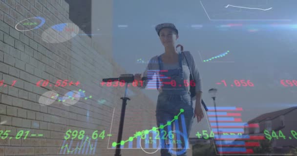 空に向かってスコッターで歩く白人女性の上のグラフと取引ボードのアニメーション デジタル複合 複数の露出 レポート ビジネス 株式市場 輸送コンセプト — ストック動画