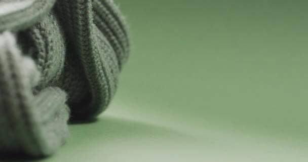 Микровидео Крупного Плана Зеленого Шерстяного Вязания Пространством Копирования Зеленом Фоне — стоковое видео
