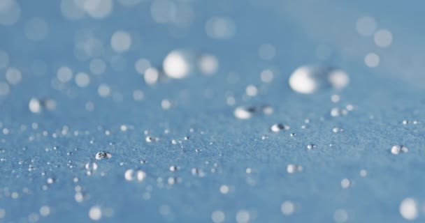 파란색 배경에 물방울의 클로즈업의 마이크로 비디오 마이크로 — 비디오