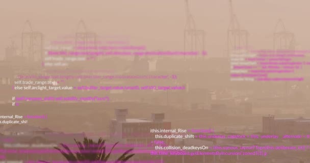Animation Loopender Computersprache Über Nebelverhangenem Modernen Stadtbild Gegen Den Himmel — Stockvideo