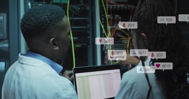 Animación Barras Notificación Sobre Ingenieros Afroamericanos Discutiendo Sobre Sistema Servidor — Vídeos de Stock