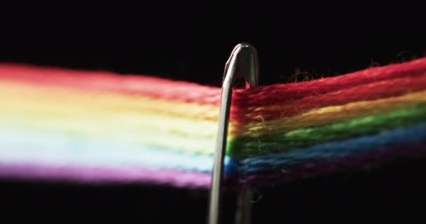 彩虹色线穿过针头的缩微胶片 在黑色背景上有复制空间 缩微摄影 纹理和色彩概念 — 图库视频影像