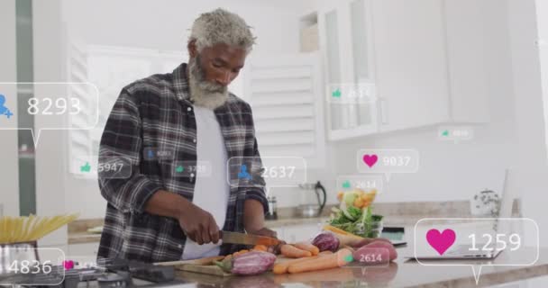 アフリカ系アメリカ人上級男性が自宅のキッチンで野菜を切断する通知バーのアニメーション デジタル複合 複数の露出 ビジネス ソーシャルメディア テクノロジーコンセプト — ストック動画