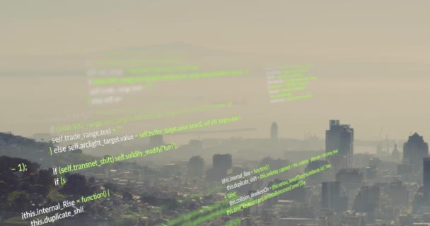霧の上にループするコンピュータ言語のアニメーションは 空に向かって近代都市を覆いました デジタル複合 複数の露出 コーディング プログラミング言語 テクノロジーコンセプト — ストック動画