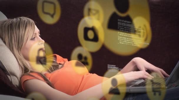 Анімація Іконок Комп Ютерної Мови Біла Жінка Лежить Дивані Працює — стокове відео