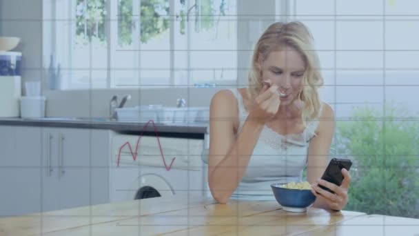 多个图表的动画和不断变化的数字 高加索女人吃片断和使用手机 数字合成 多重曝光 食品和技术概念 — 图库视频影像