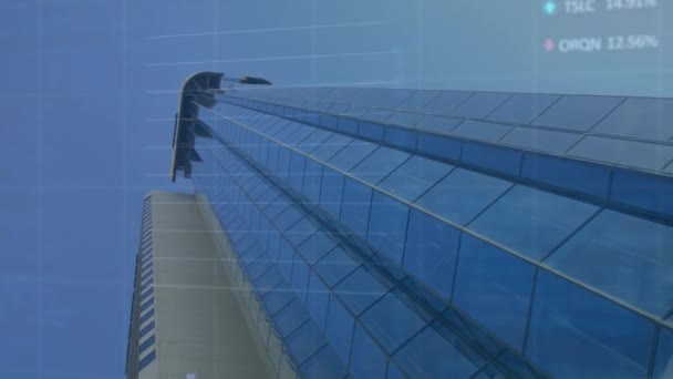 数字と取引基板の変化によるグラフのアニメーション 空に対する建物の低角度ビュー デジタル複合 複数の露出 レポート ビジネス 株式市場 建築コンセプト — ストック動画