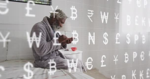 通貨シンボルのアニメーション ベッドに座って携帯電話を使用するアフリカ系アメリカ人男性 デジタル複合 複数の露出 技術コンセプト — ストック動画