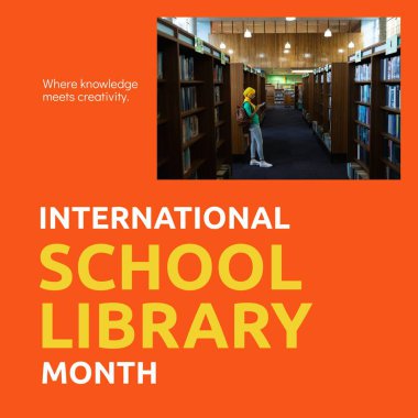 Kütüphanede kitap rafına yaslanan tesettürlü çift ırklı bir kadın ve uluslararası okul kütüphanesi aylık mesajı. Bilginin yaratıcılık, eğitim, okuma, kütüphane ve kutlama konseptiyle buluştuğu birleşim.