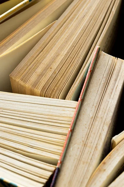 Kitapların mikro ve gri arkaplanda kopyalama alanı. Mikro fotoğrafçılık, okuma, edebiyat, kitaplar, doku ve renk kavramı.