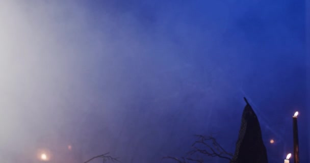 Видео Хэллоуина Резные Тыквы Свечи Дым Копией Пространства Фиолетовом Фоне — стоковое видео