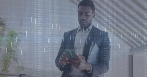 Animace Čárových Grafů Měnící Počet Afroameričan Rolující Smartphonu Kanceláři Digitální — Stock video
