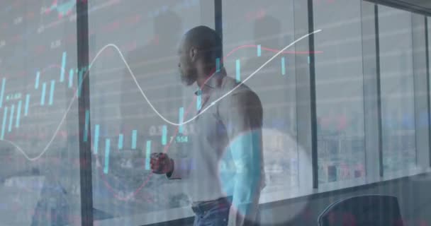 Grafikonok Kereskedelmi Táblák Animációja Figyelmes Afro Amerikai Férfi Aki Üvegablakon — Stock videók