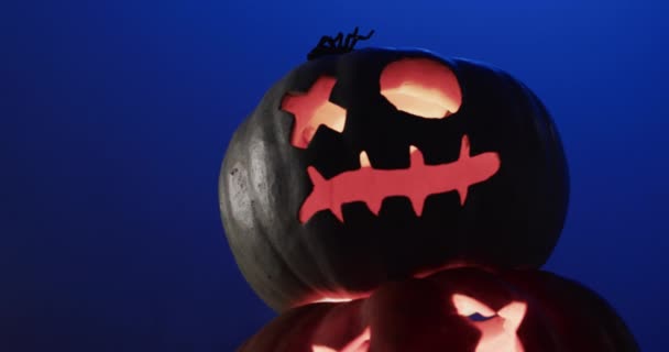 Video Van Halloween Gesneden Pompoenen Rook Met Kopieerruimte Blauwe Achtergrond — Stockvideo