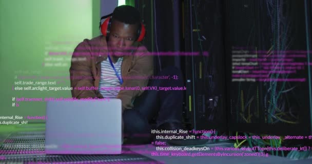 Animace Zpracování Dat Přes Afrického Amerického Mužského Inženýra Notebookem Pracující — Stock video