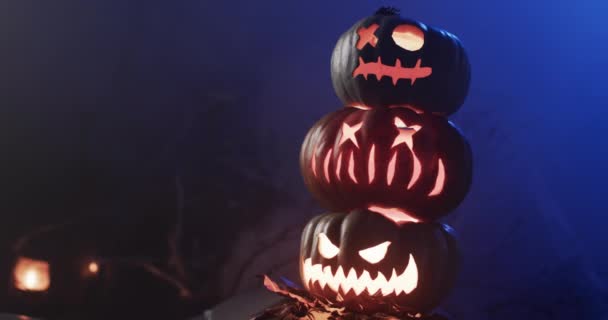 Vídeo Halloween Esculpida Abóboras Fumaça Com Espaço Cópia Fundo Azul — Vídeo de Stock