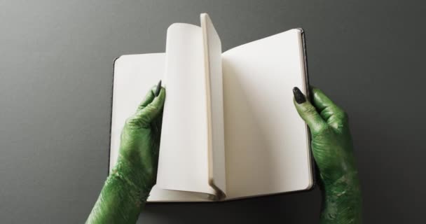 Vídeo Mãos Monstro Halloween Verde Notebook Com Espaço Cópia Fundo — Vídeo de Stock