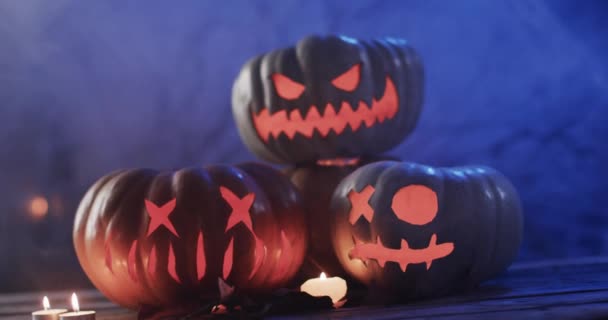 Vídeo Halloween Esculpida Abóboras Fumaça Com Espaço Cópia Fundo Azul — Vídeo de Stock