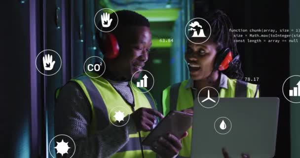 Анімація Обробки Даних Над Афроамериканськими Інженерами Чоловіками Жінками Працюють Серверній — стокове відео