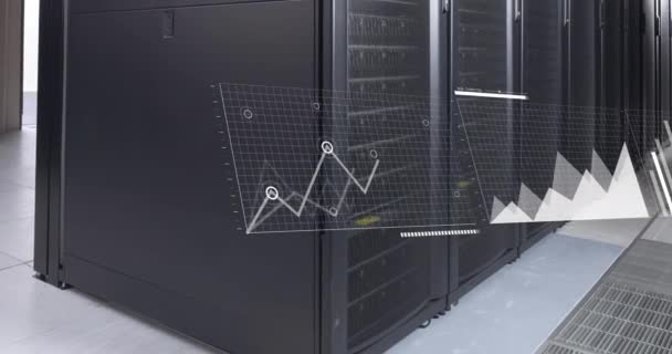 サーバールームのデータサーバーラック上のグラフ マップ ロードバーのアニメーション デジタル複合 複数の露出 レポート ビジネス グローバル データセンター ネットワーキング — ストック動画